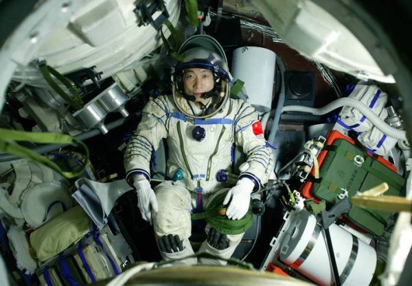 杨利伟：中国首位进入太空的航天员